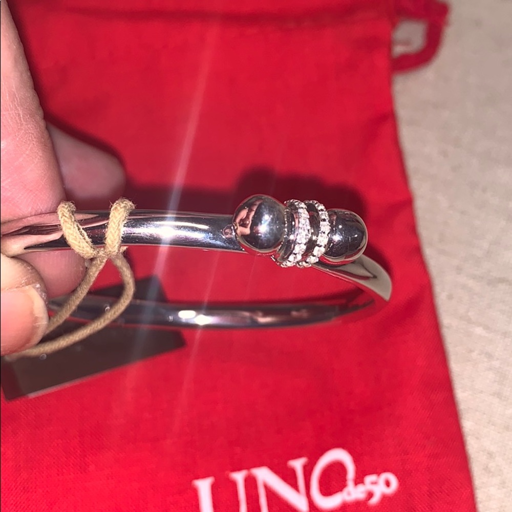 UNO de 50 1by ATTRACTION Silver Hinged Bracelet - Picture 3 of 9